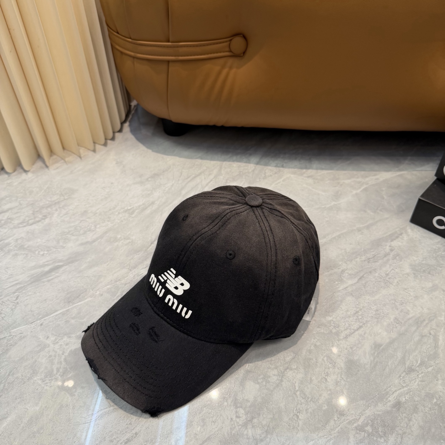miumiu缪缪+NB联名新款渐变色棒球帽 ～男女同款！均码，字母logo展现时尚、个性的品牌气质。此款帽子还配备了棒球