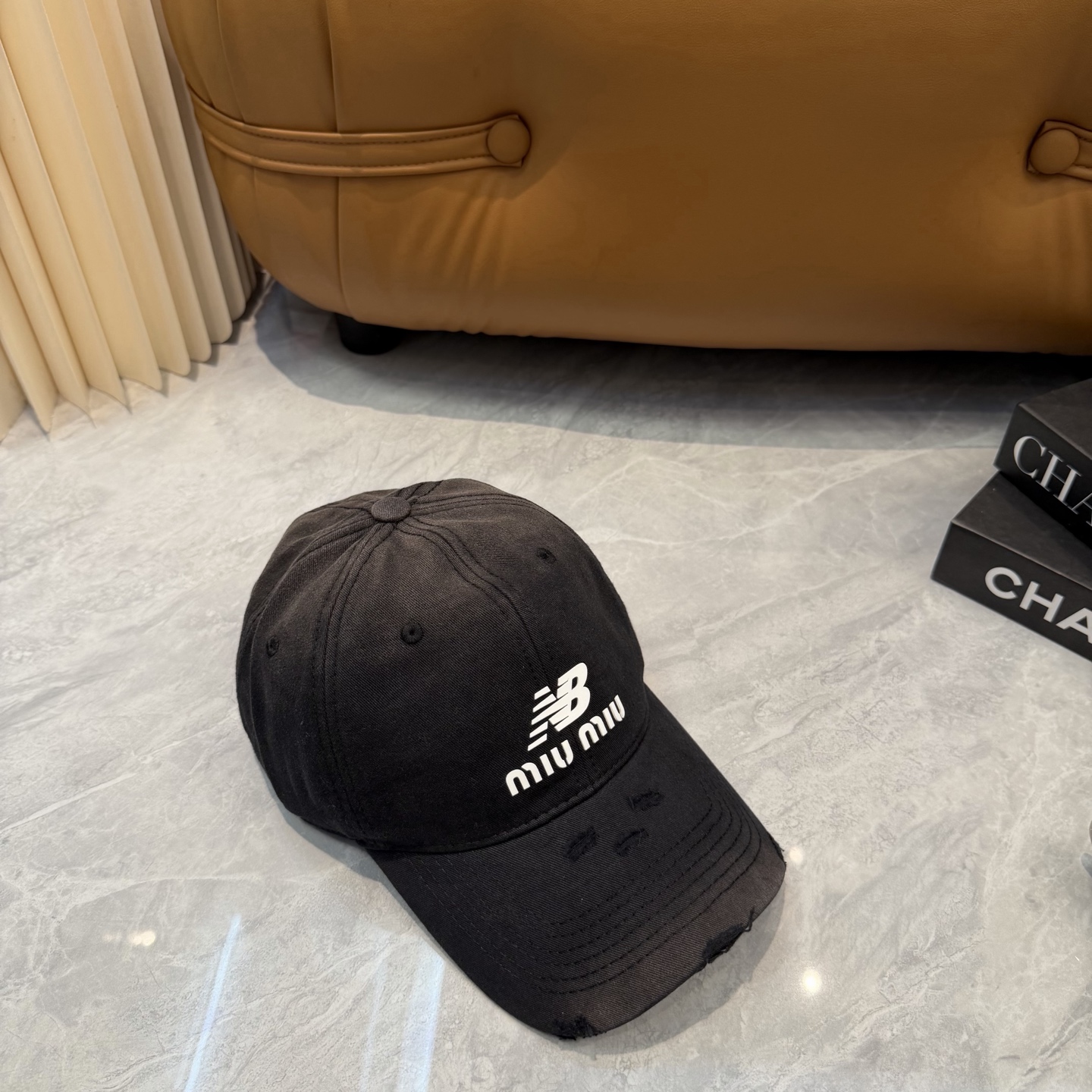 miumiu缪缪+NB联名新款渐变色棒球帽 ～男女同款！均码，字母logo展现时尚、个性的品牌气质。此款帽子还配备了棒球