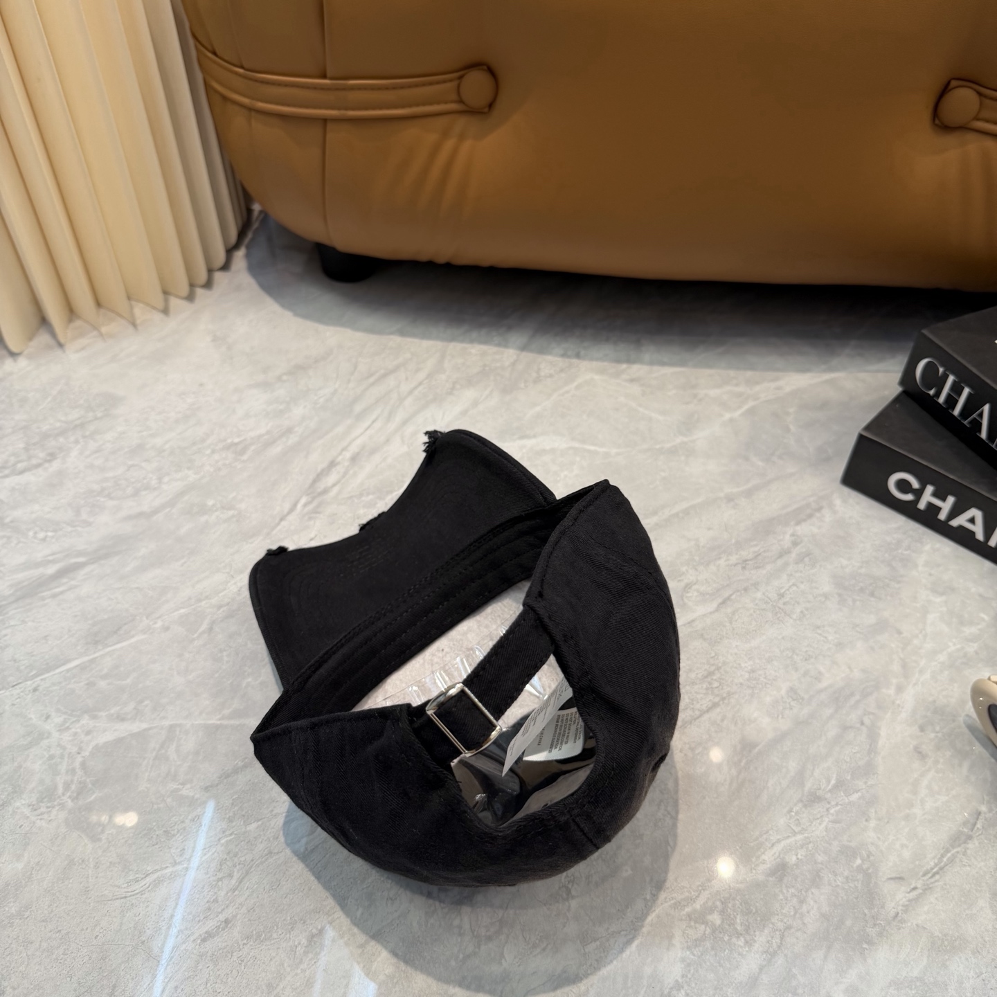 miumiu缪缪+NB联名新款渐变色棒球帽 ～男女同款！均码，字母logo展现时尚、个性的品牌气质。此款帽子还配备了棒球