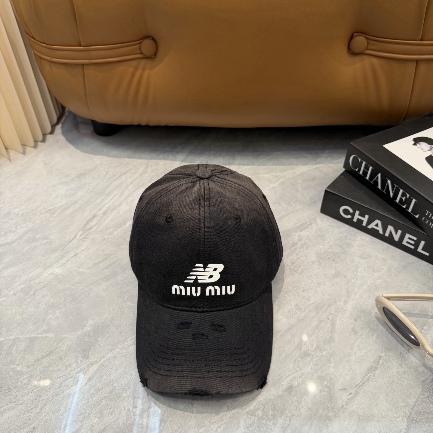 miumiu缪缪+NB联名新款渐变色棒球帽 ～男女同款！均码，字母logo展现时尚、个性的品牌气质。此款帽子还配备了棒球