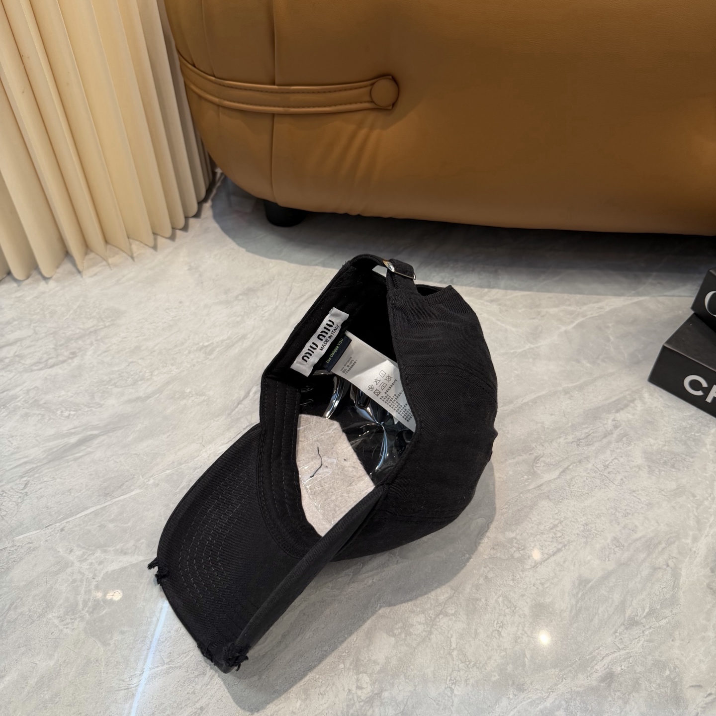 miumiu缪缪+NB联名新款渐变色棒球帽 ～男女同款！均码，字母logo展现时尚、个性的品牌气质。此款帽子还配备了棒球