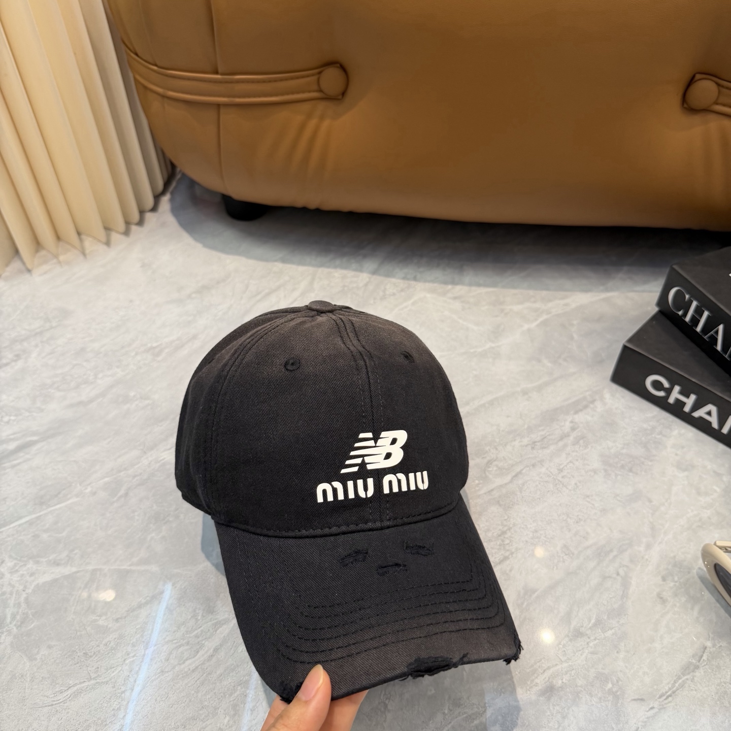 miumiu缪缪+NB联名新款渐变色棒球帽 ～男女同款！均码，字母logo展现时尚、个性的品牌气质。此款帽子还配备了棒球