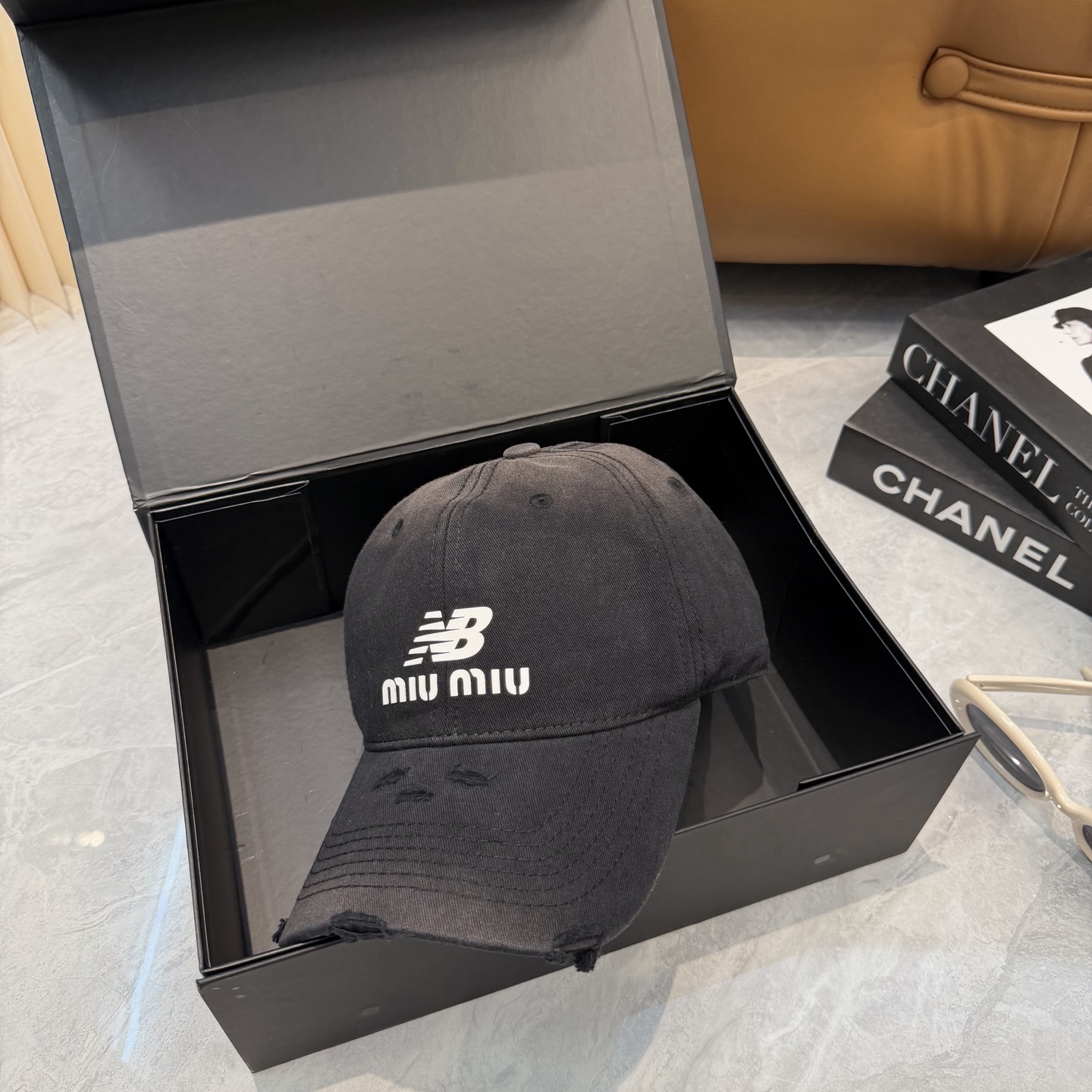miumiu缪缪+NB联名新款渐变色棒球帽 ～男女同款！均码，字母logo展现时尚、个性的品牌气质。此款帽子还配备了棒球