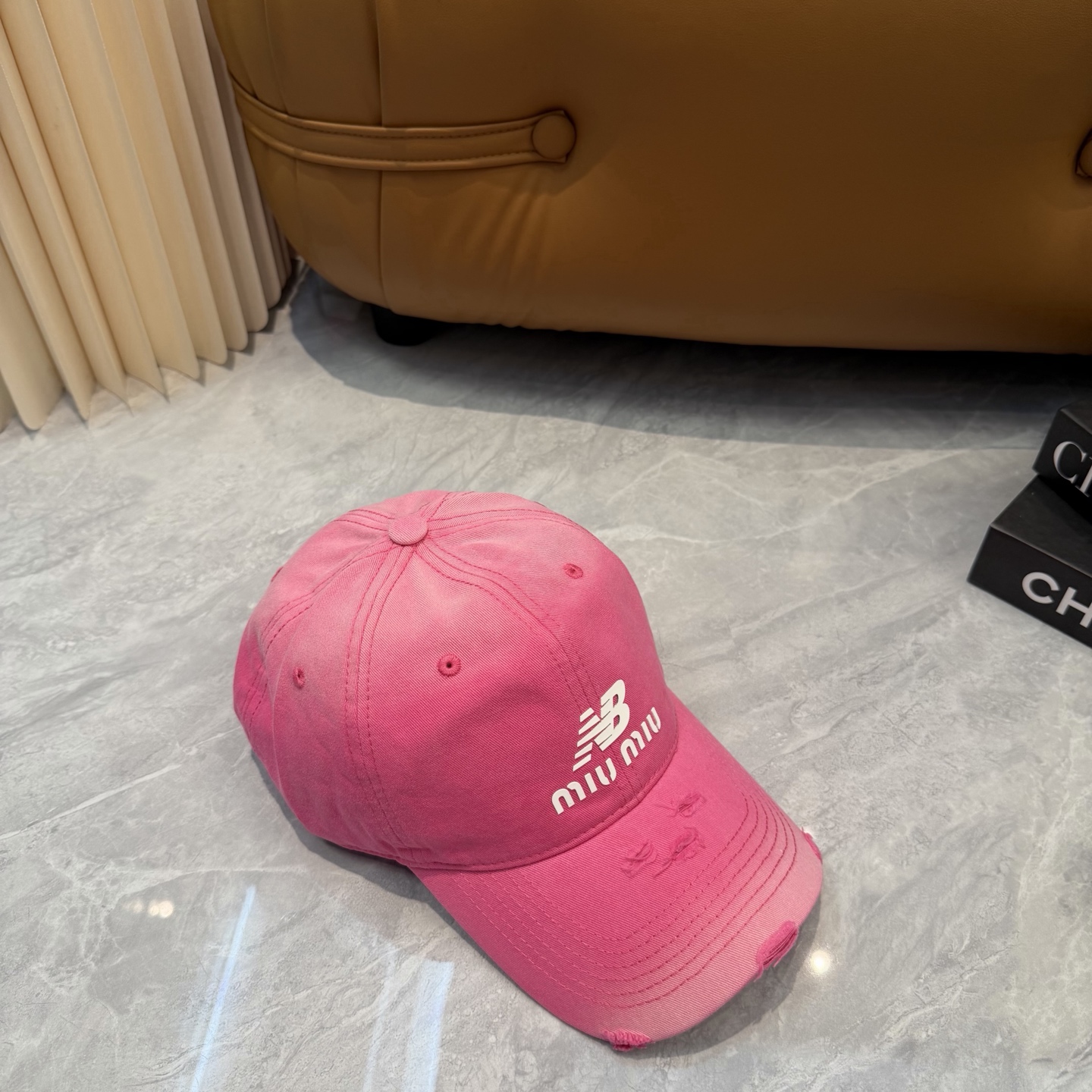miumiu缪缪+NB联名新款渐变色棒球帽 ～男女同款！均码，字母logo展现时尚、个性的品牌气质。此款帽子还配备了棒球