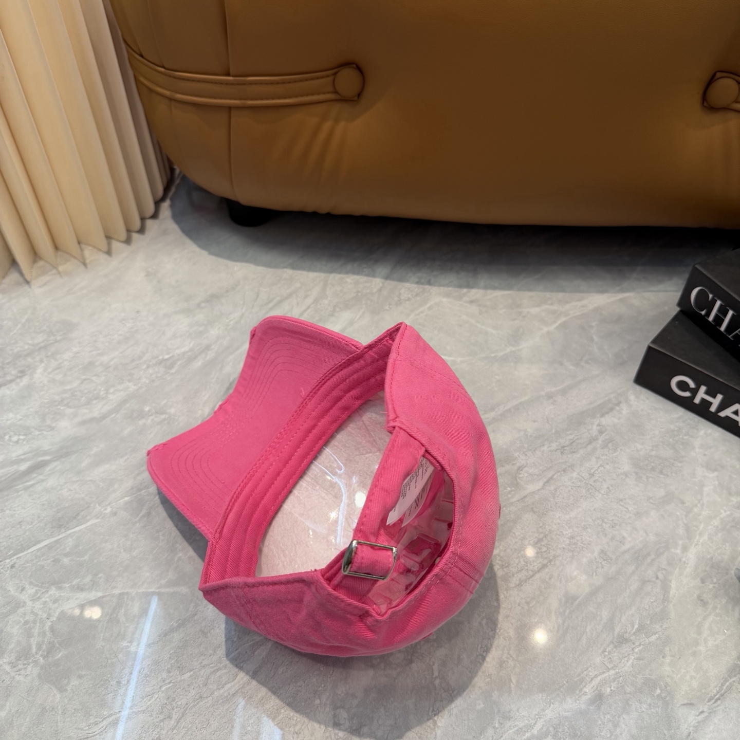 miumiu缪缪+NB联名新款渐变色棒球帽 ～男女同款！均码，字母logo展现时尚、个性的品牌气质。此款帽子还配备了棒球