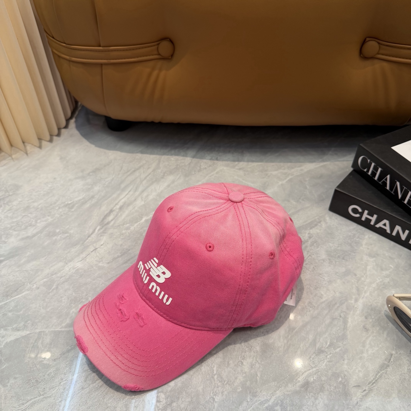 miumiu缪缪+NB联名新款渐变色棒球帽 ～男女同款！均码，字母logo展现时尚、个性的品牌气质。此款帽子还配备了棒球