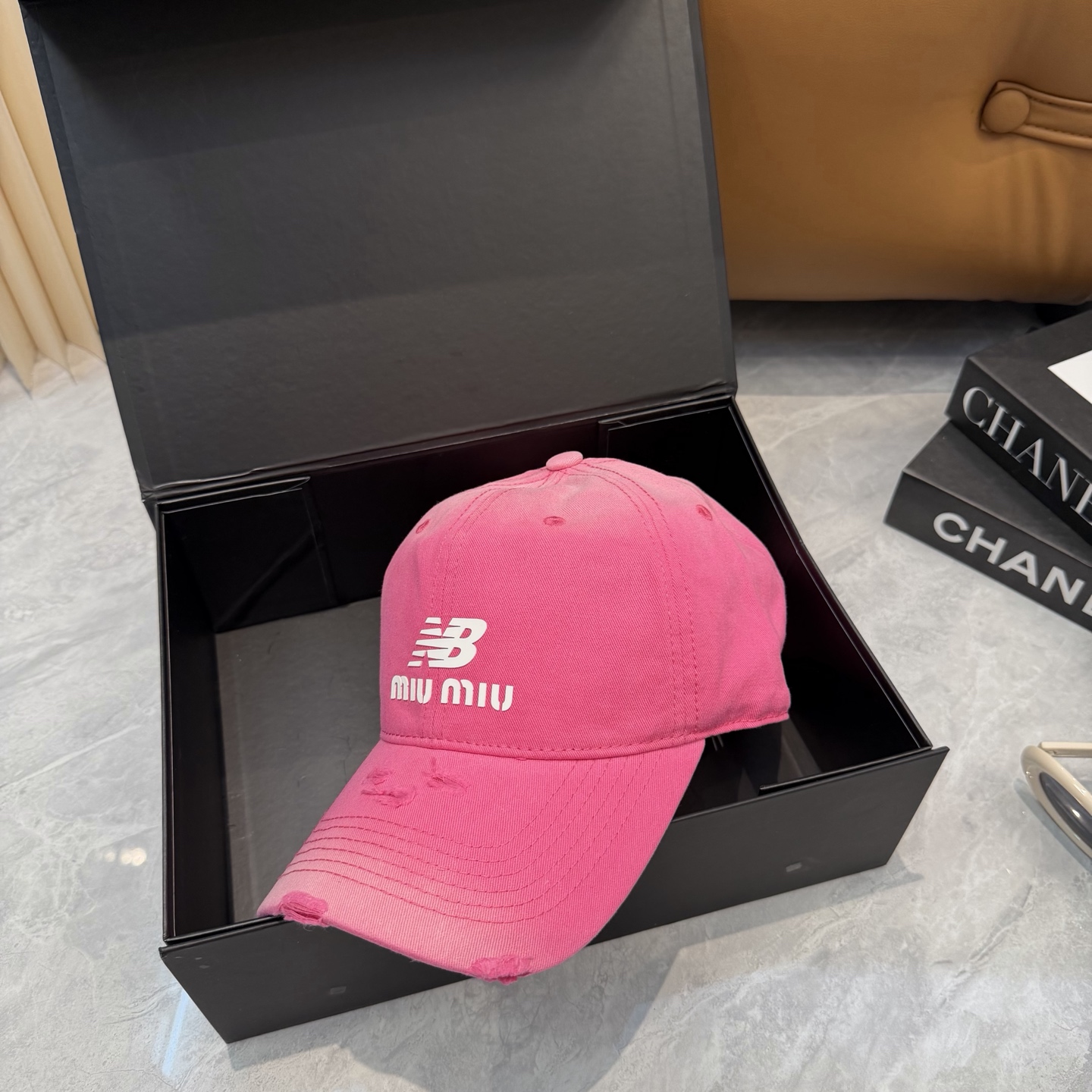 miumiu缪缪+NB联名新款渐变色棒球帽 ～男女同款！均码，字母logo展现时尚、个性的品牌气质。此款帽子还配备了棒球