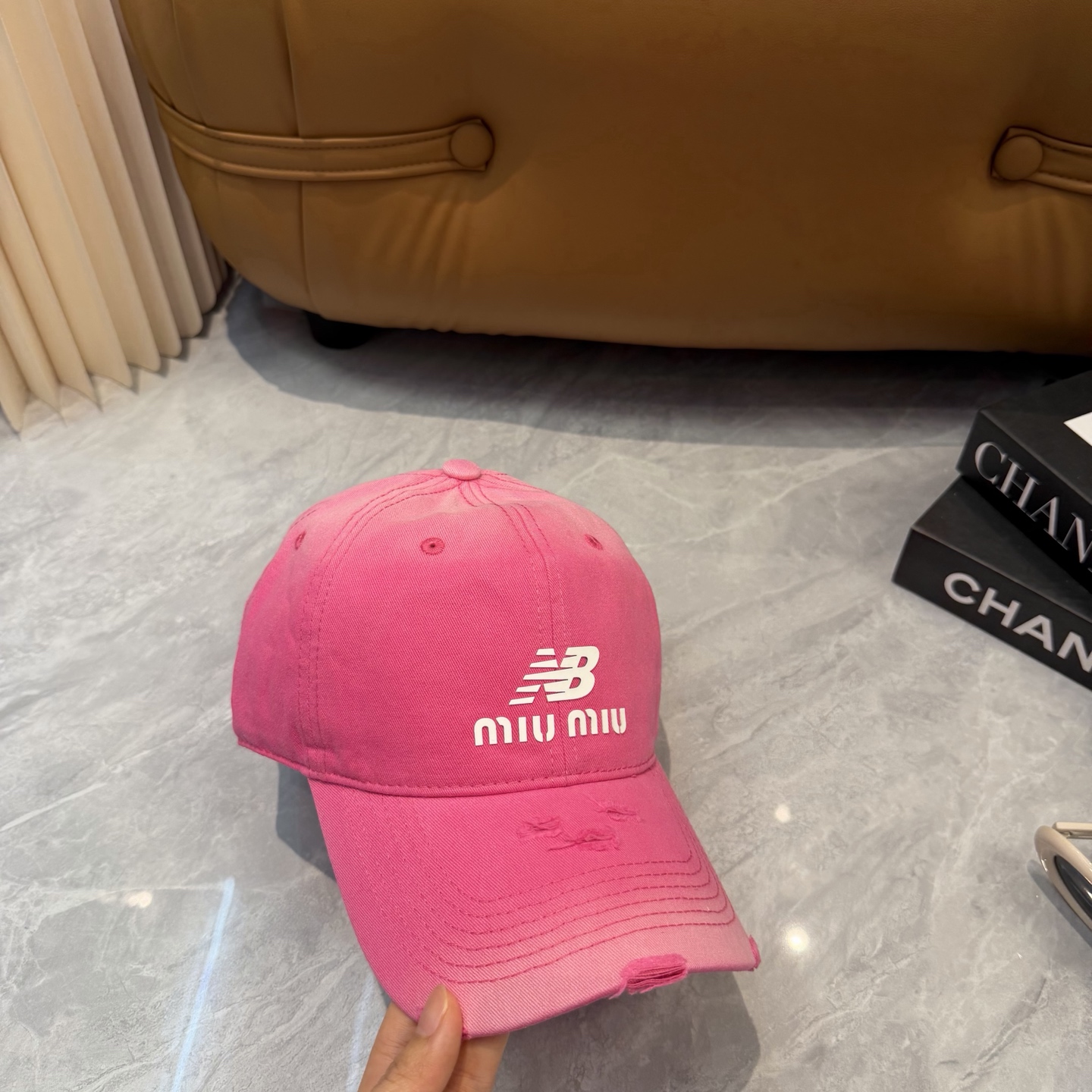 miumiu缪缪+NB联名新款渐变色棒球帽 ～男女同款！均码，字母logo展现时尚、个性的品牌气质。此款帽子还配备了棒球