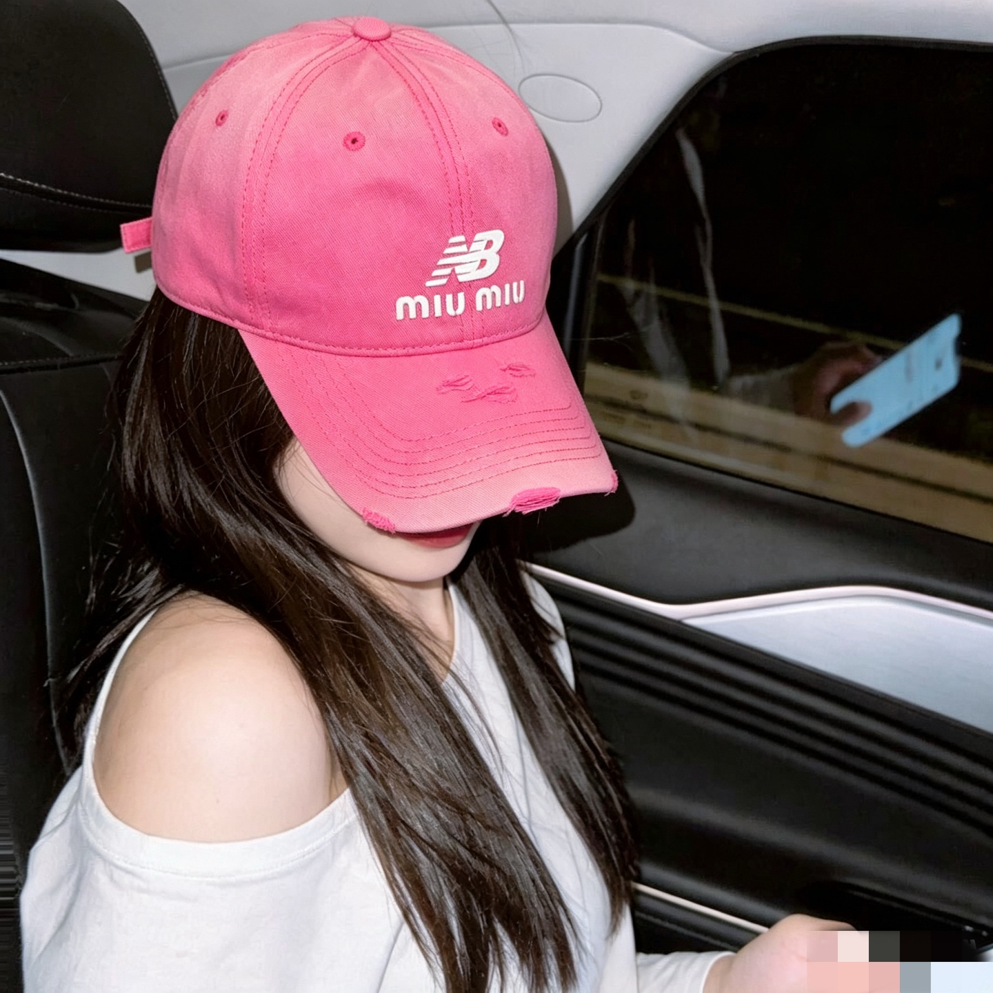 miumiu缪缪+NB联名新款渐变色棒球帽 ～男女同款！均码，字母logo展现时尚、个性的品牌气质。此款帽子还配备了棒球