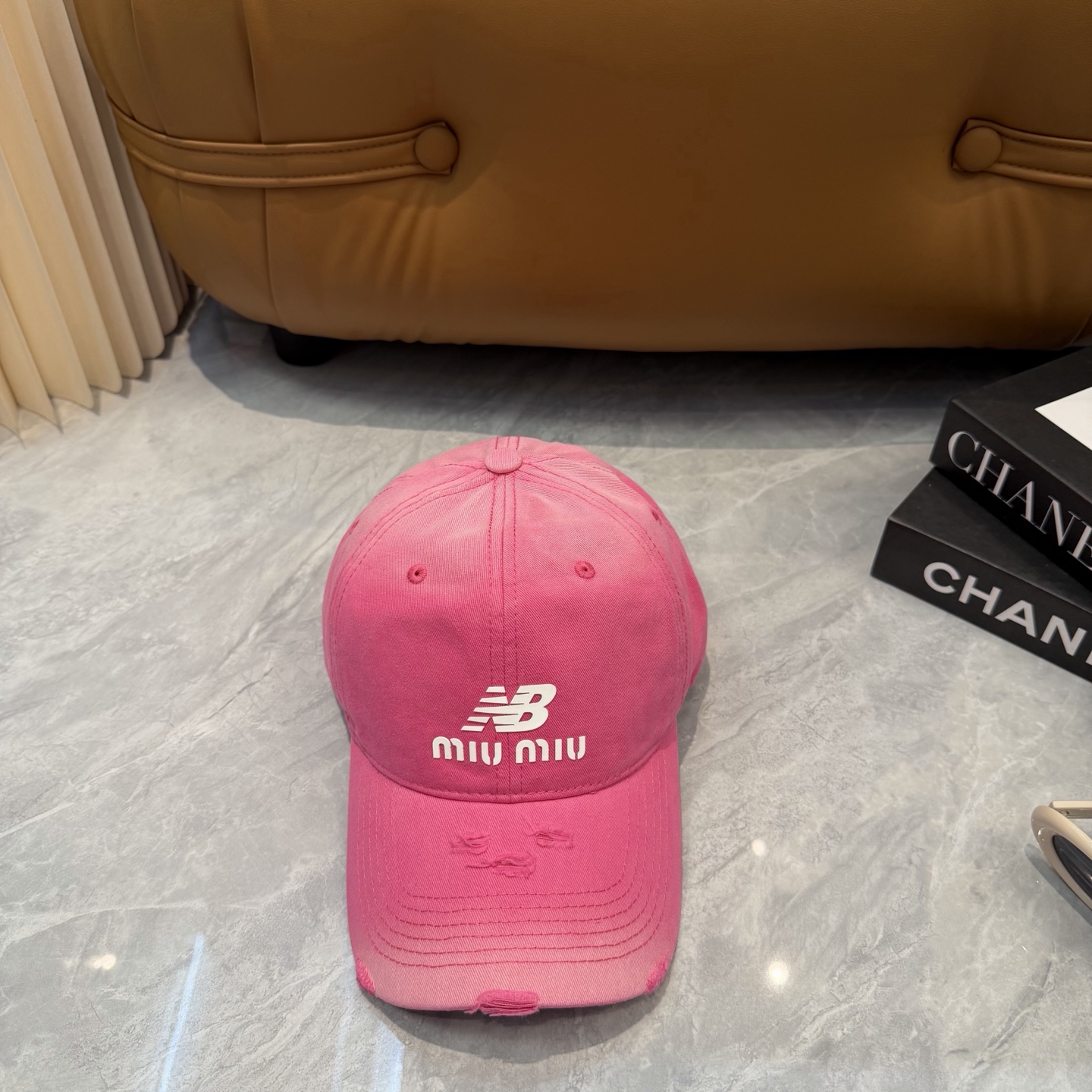 miumiu缪缪+NB联名新款渐变色棒球帽 ～男女同款！均码，字母logo展现时尚、个性的品牌气质。此款帽子还配备了棒球