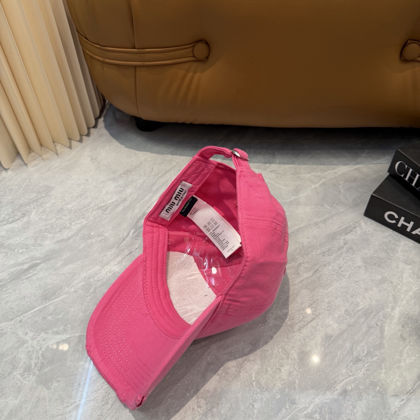 miumiu缪缪+NB联名新款渐变色棒球帽 ～男女同款！均码，字母logo展现时尚、个性的品牌气质。此款帽子还配备了棒球