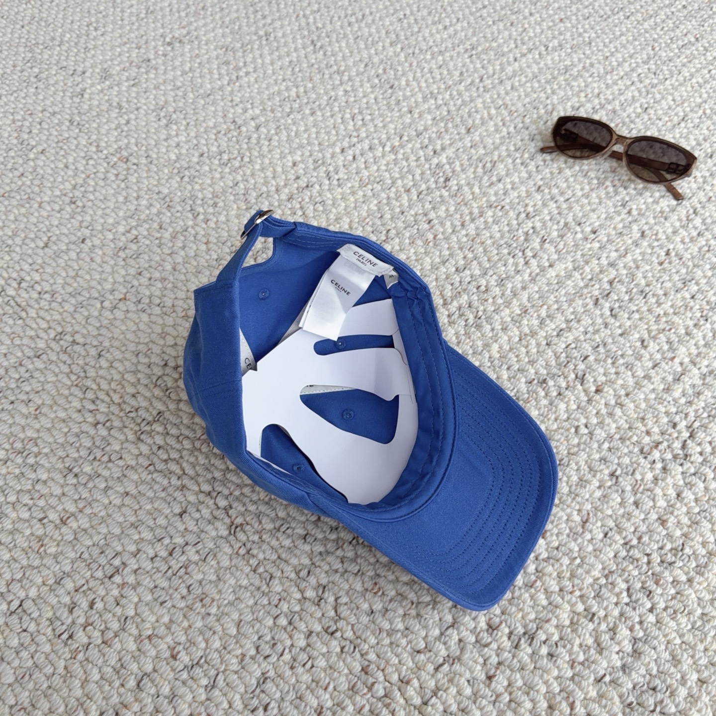 CELINE经典刺绣款，万能白搭棒球帽🧢 软乎乎水洗棉材质，修饰头型巨显脸小 多色可选，日常出门随手一戴，随性松弛感直接