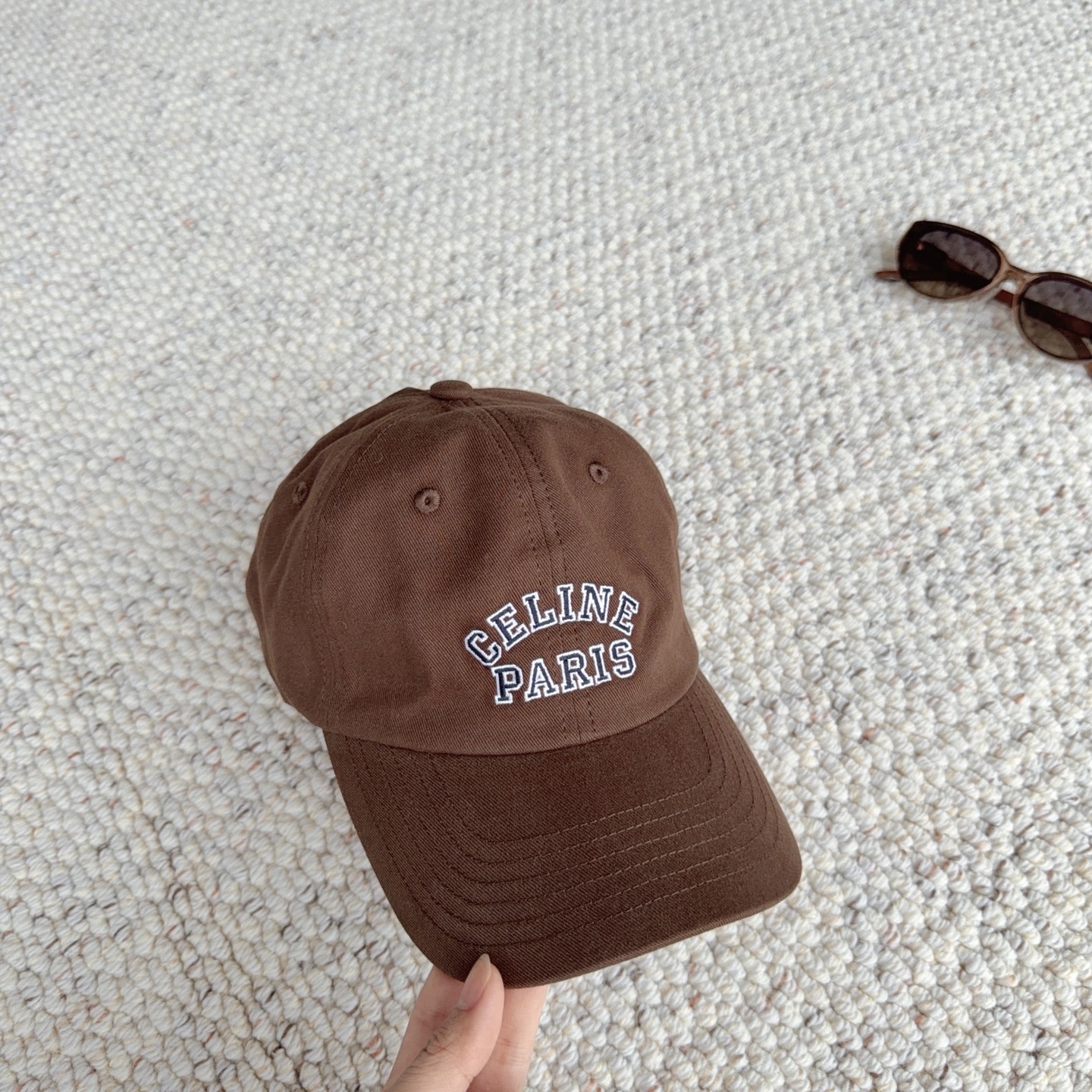 CELINE经典刺绣款，万能白搭棒球帽🧢 软乎乎水洗棉材质，修饰头型巨显脸小 多色可选，日常出门随手一戴，随性松弛感直接