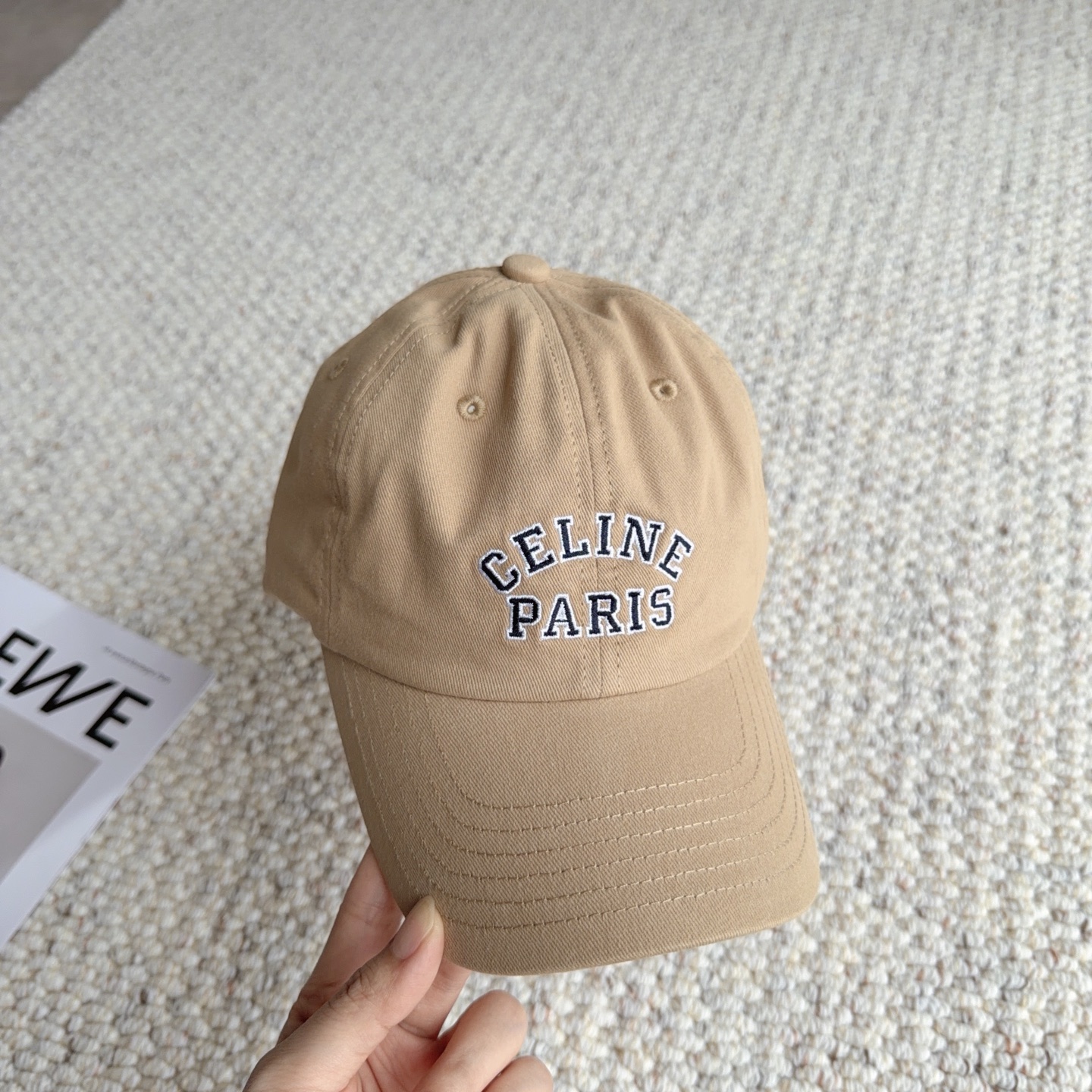 CELINE经典刺绣款，万能白搭棒球帽🧢 软乎乎水洗棉材质，修饰头型巨显脸小 多色可选，日常出门随手一戴，随性松弛感直接