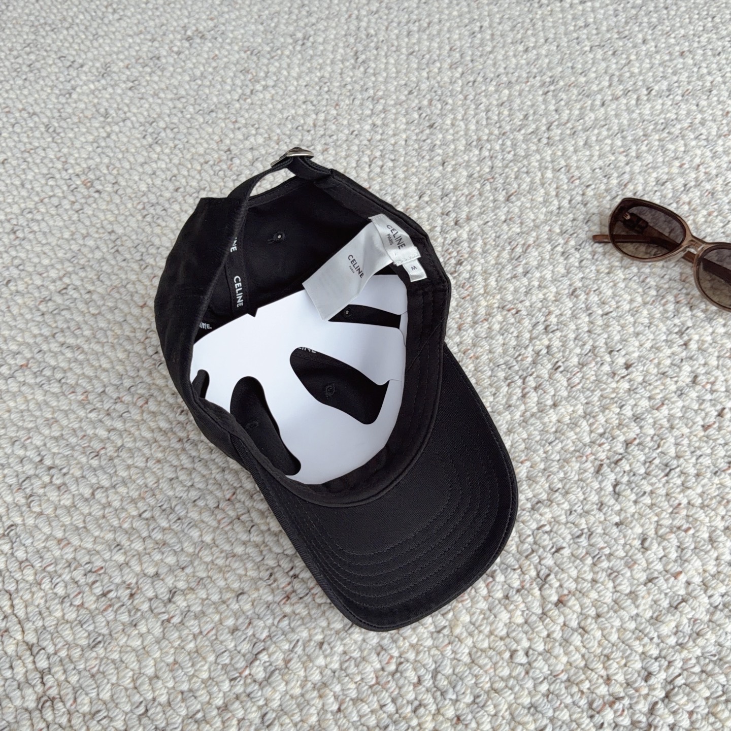 CELINE经典刺绣款，万能白搭棒球帽🧢 软乎乎水洗棉材质，修饰头型巨显脸小 多色可选，日常出门随手一戴，随性松弛感直接