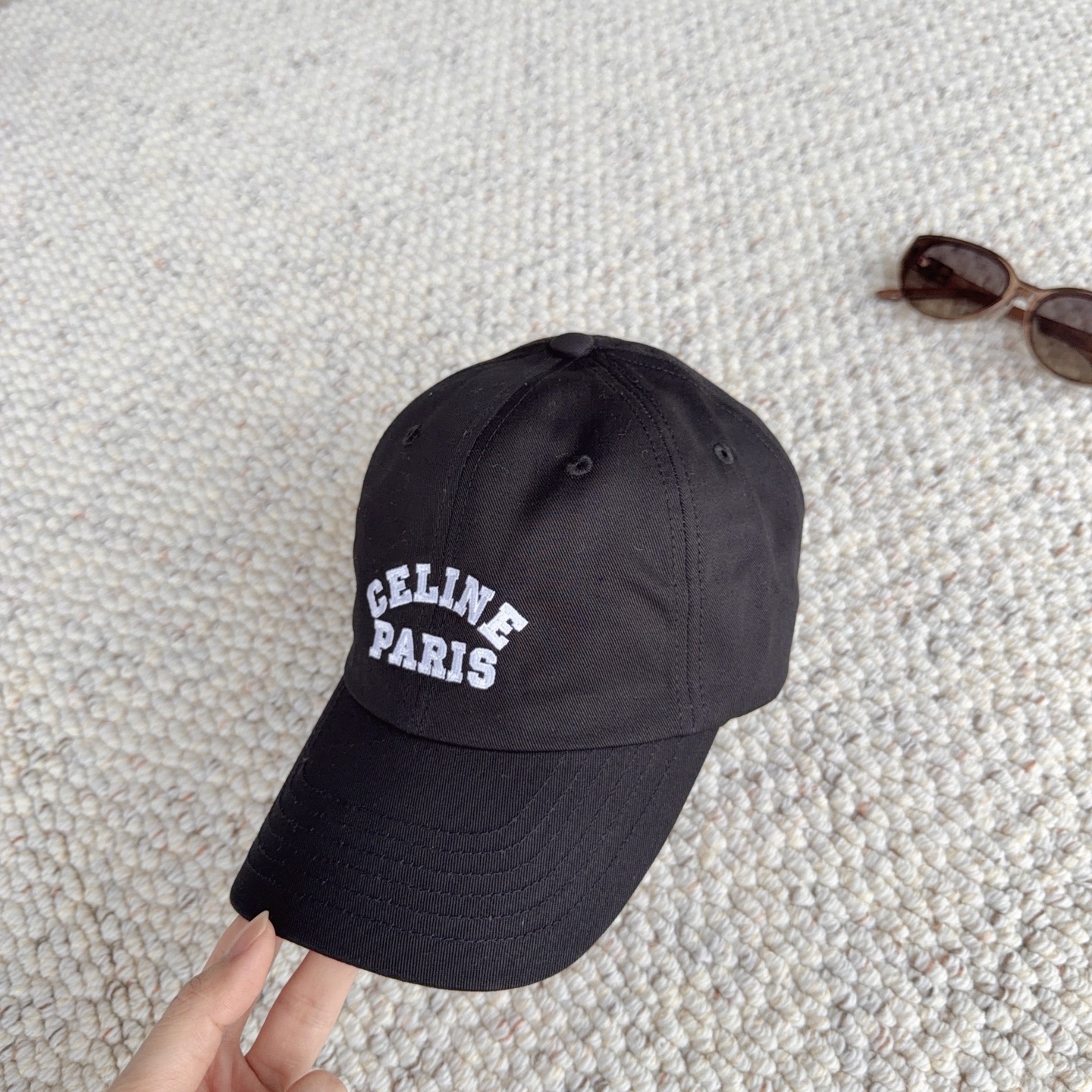 CELINE经典刺绣款，万能白搭棒球帽🧢 软乎乎水洗棉材质，修饰头型巨显脸小 多色可选，日常出门随手一戴，随性松弛感直接