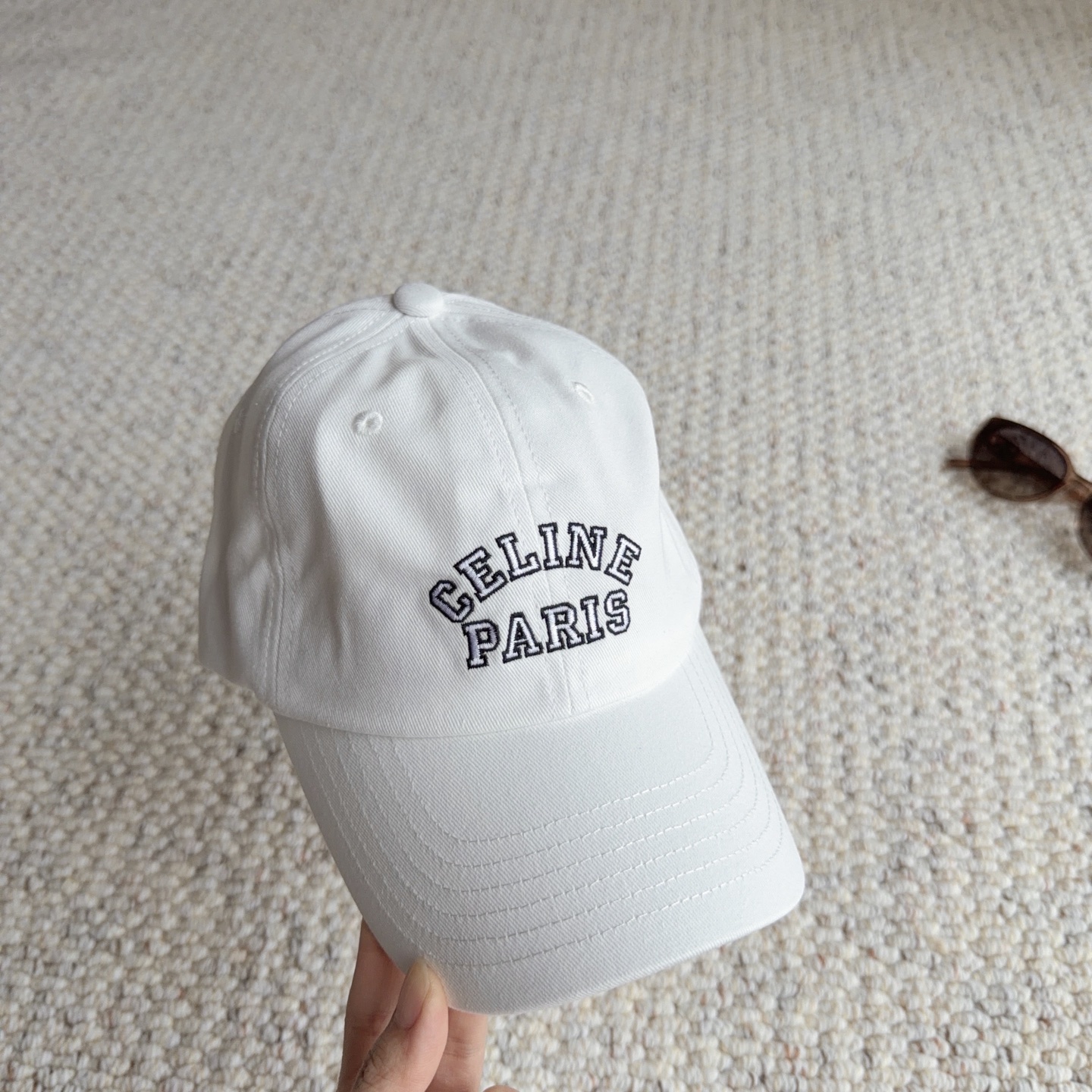 CELINE经典刺绣款，万能白搭棒球帽🧢 软乎乎水洗棉材质，修饰头型巨显脸小 多色可选，日常出门随手一戴，随性松弛感直接