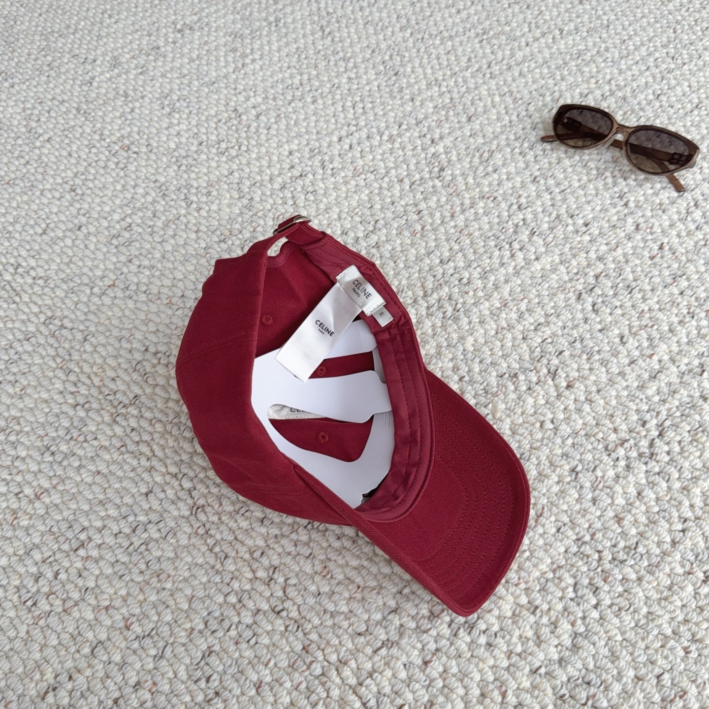 CELINE经典刺绣款，万能白搭棒球帽🧢 软乎乎水洗棉材质，修饰头型巨显脸小 多色可选，日常出门随手一戴，随性松弛感直接