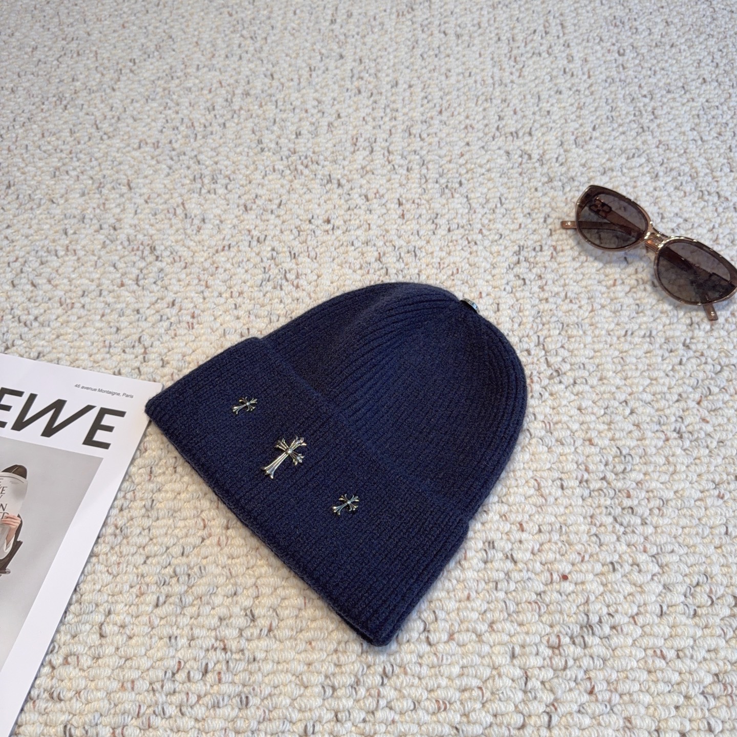 克罗心新款 十字架金属标针织冷帽来啦✨ 软糯竖条针织面料，弹力够大不勒头，秋冬戴保暖又显脸小 复古做旧金属十字架点缀，小