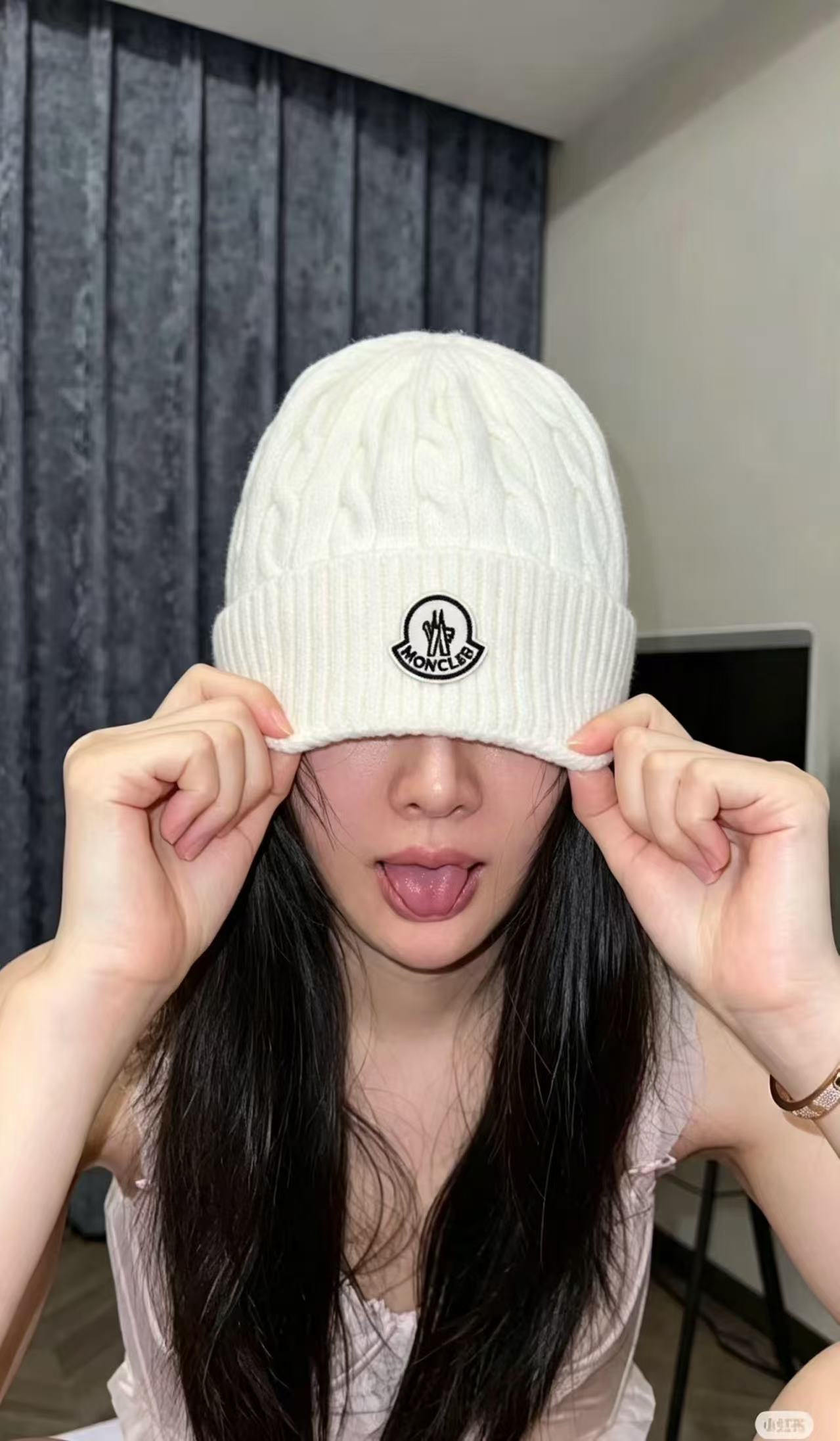 蒙口 秋冬氛围感王炸冷帽来啦！ 经典绞花麻花针织工艺，肌理感满满 翻边帽型巨修饰头型，圆脸方脸友好 低调圆形徽章点缀，简