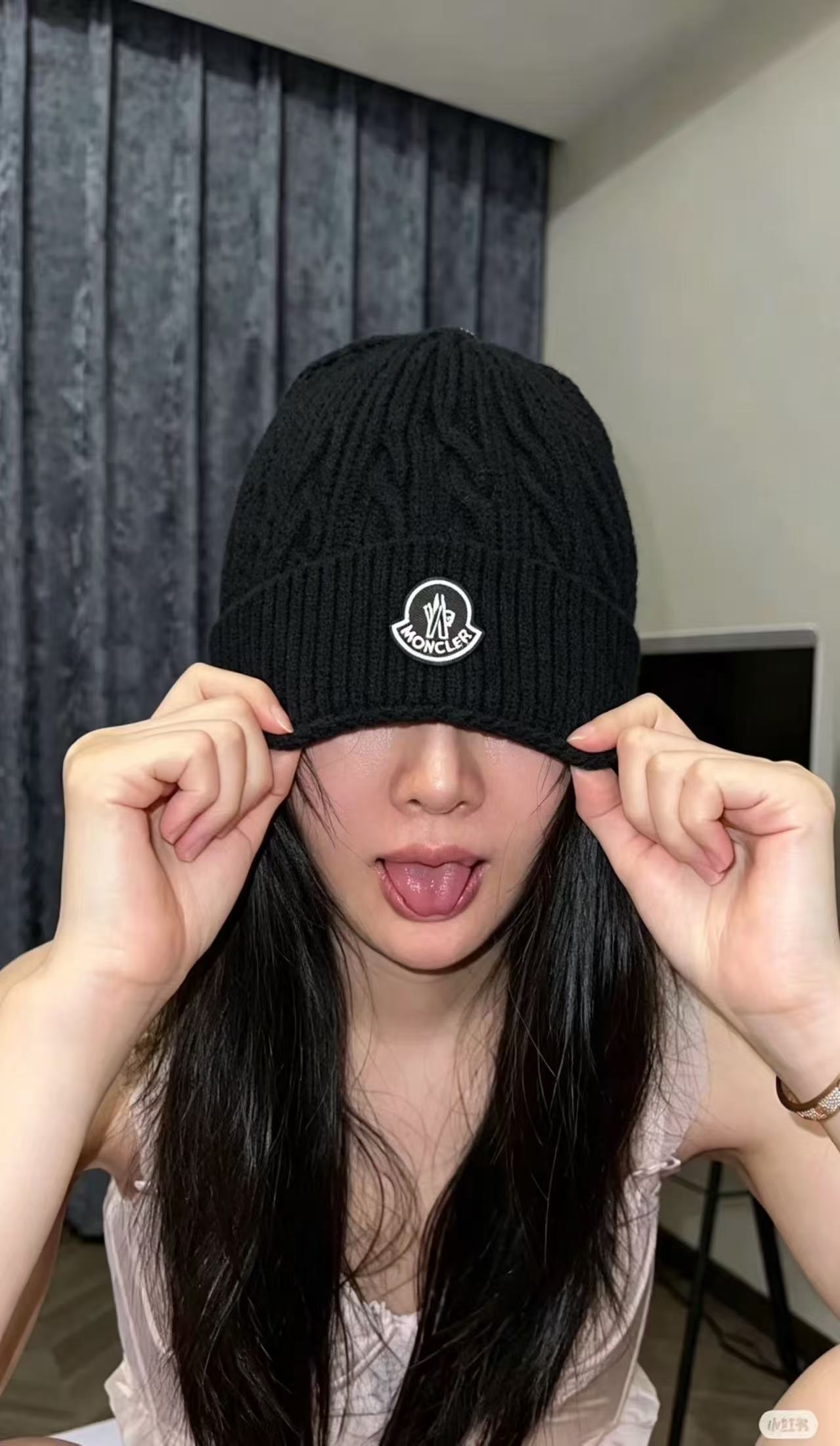 蒙口 秋冬氛围感王炸冷帽来啦！ 经典绞花麻花针织工艺，肌理感满满 翻边帽型巨修饰头型，圆脸方脸友好 低调圆形徽章点缀，简