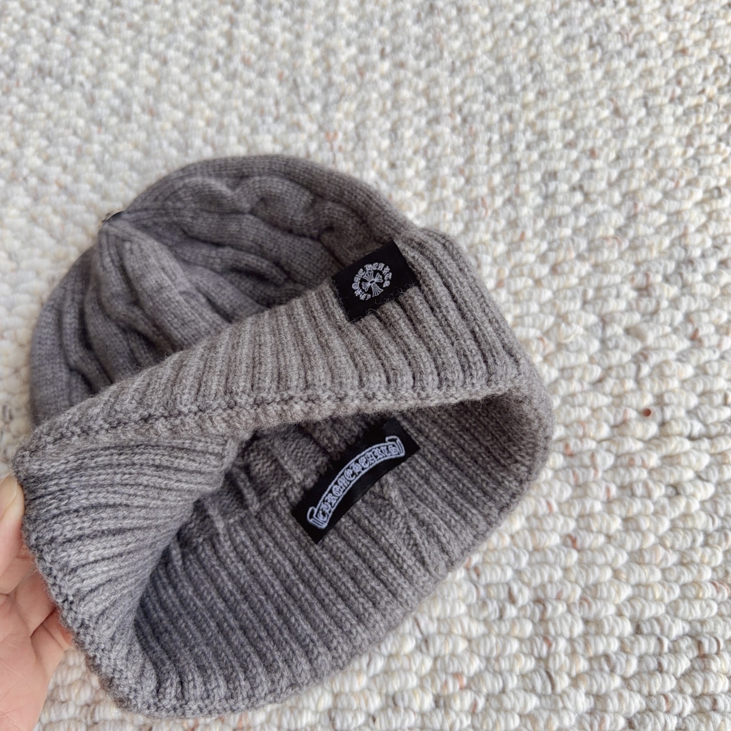 🤍克罗心Chrome hearts秋冬新款十字架针织帽🧶 秋冬必备帽子之一~真的 谁戴谁好看~，入秋搭配黑白灰色系也是绝