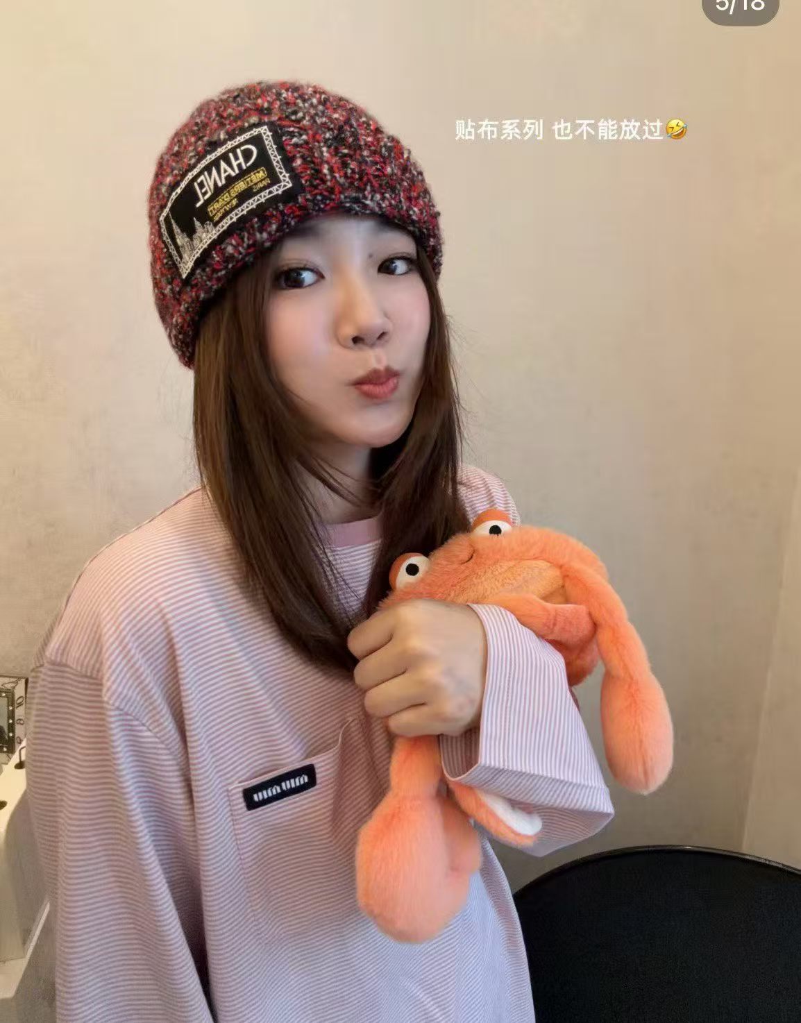 香奈儿 新款复古混色粗纺针织冷帽 花纱肌理质感满满，经典布标点缀 版型贴合头型，修饰脸型不挑人 灰调杂色低调百搭，红混色