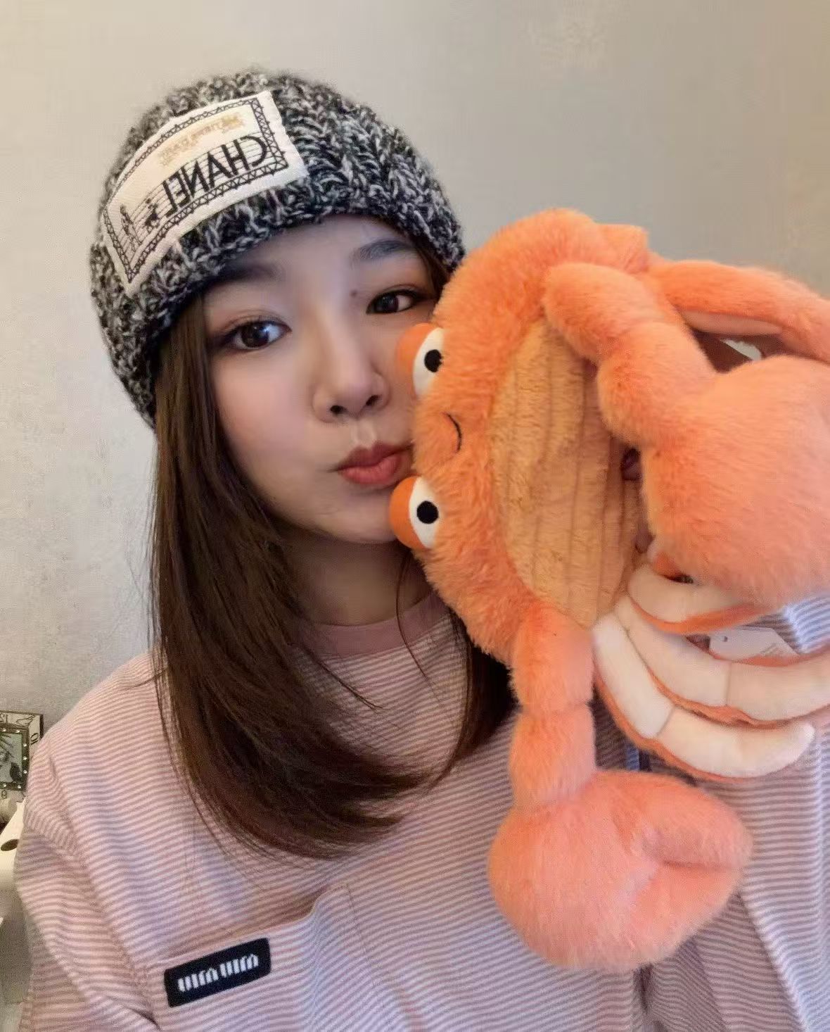 香奈儿 新款复古混色粗纺针织冷帽 花纱肌理质感满满，经典布标点缀 版型贴合头型，修饰脸型不挑人 灰调杂色低调百搭，红混色