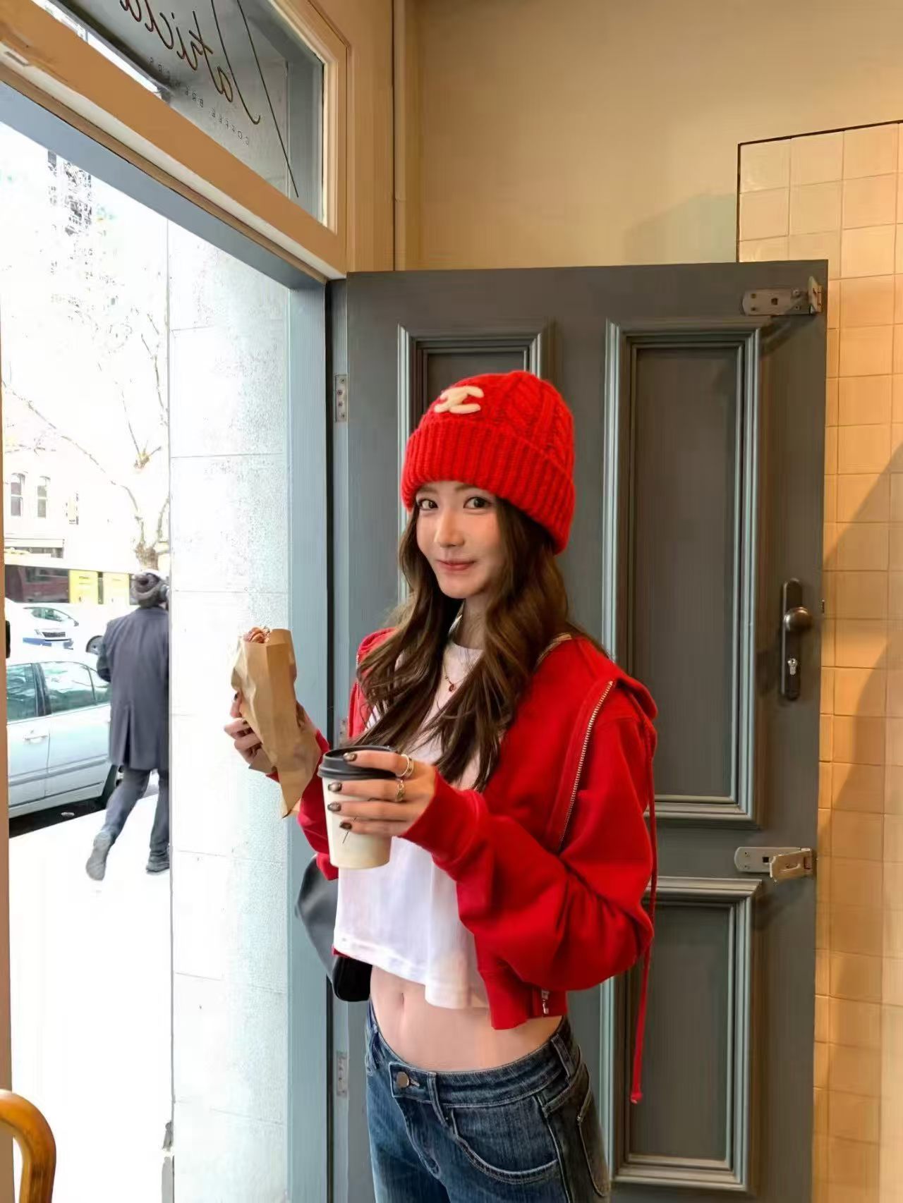 香奈儿CHANEL秋冬本命绞花针织冷帽来啦✨ 厚实麻花编织面料，软糯保暖 立体撞色双C刺绣，辨识度十足 翻折帽檐设计，轻