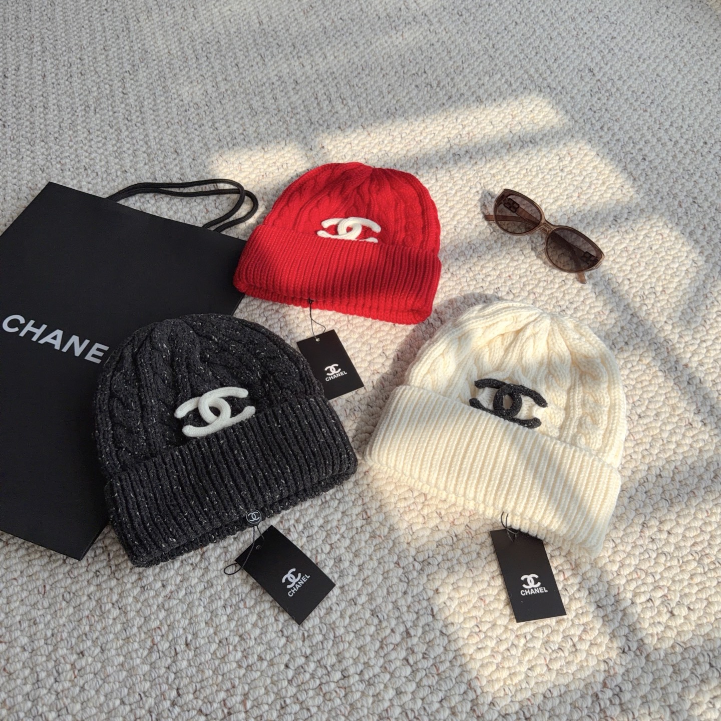 香奈儿CHANEL秋冬本命绞花针织冷帽来啦✨ 厚实麻花编织面料，软糯保暖 立体撞色双C刺绣，辨识度十足 翻折帽檐设计，轻