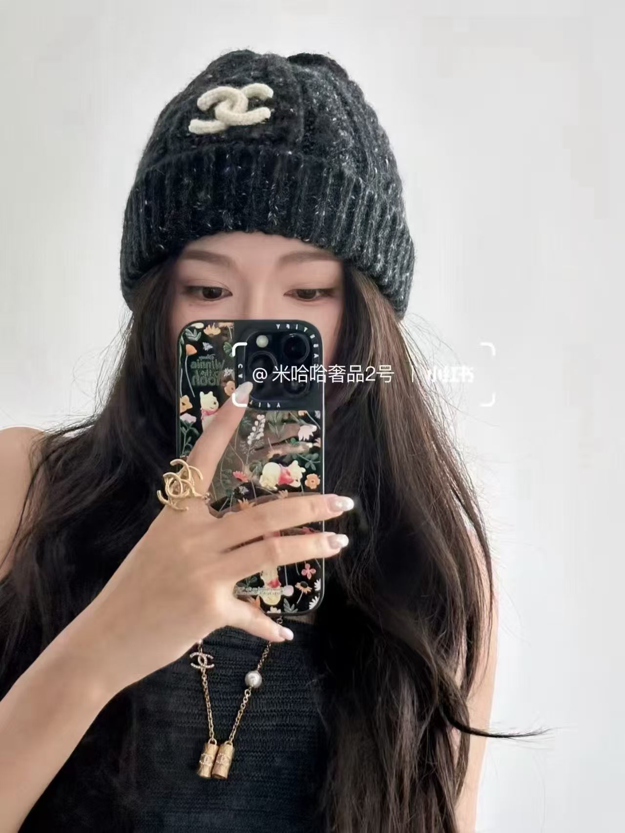 香奈儿CHANEL秋冬本命绞花针织冷帽来啦✨ 厚实麻花编织面料，软糯保暖 立体撞色双C刺绣，辨识度十足 翻折帽檐设计，轻