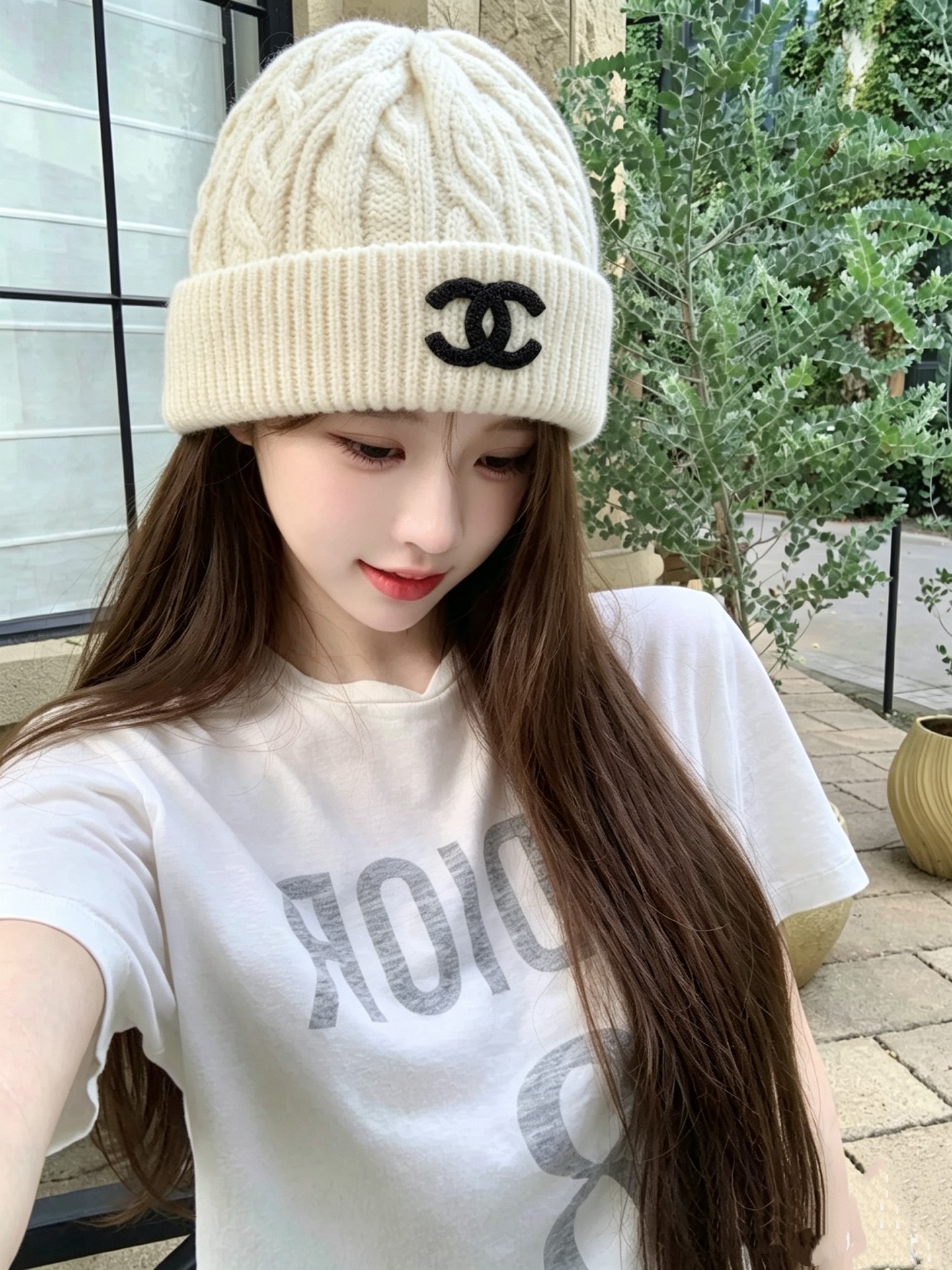 香奈儿CHANEL秋冬本命绞花针织冷帽来啦✨ 厚实麻花编织面料，软糯保暖 立体撞色双C刺绣，辨识度十足 翻折帽檐设计，轻