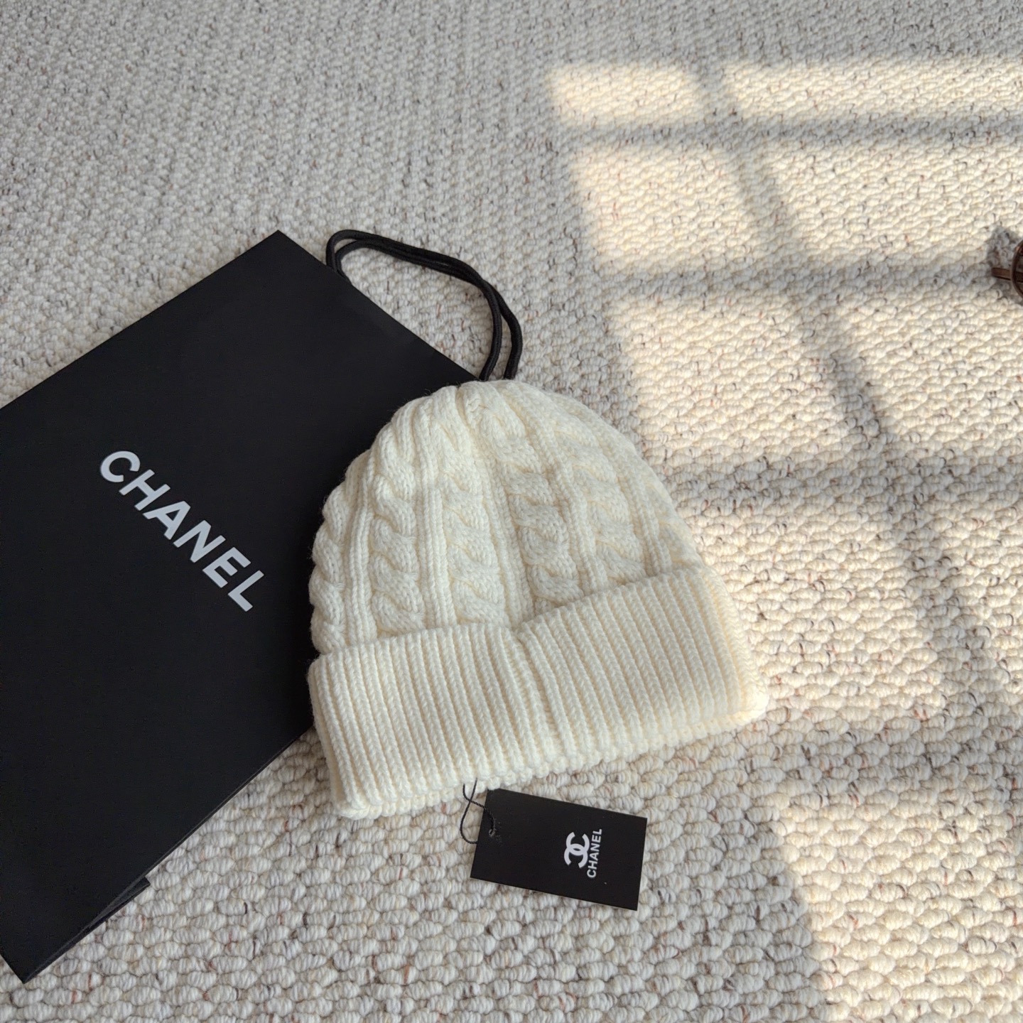 香奈儿CHANEL秋冬本命绞花针织冷帽来啦✨ 厚实麻花编织面料，软糯保暖 立体撞色双C刺绣，辨识度十足 翻折帽檐设计，轻
