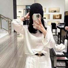 香奈儿CHANEL秋冬氛围感冷帽上新🍂 精选厚实针织面料,正面扭花绞花工艺更有质感 同色系立体双C刺绣,不张扬却自带精致 香奈儿CHANEL秋冬氛围感冷帽上新🍂 精选厚实针织面料,正面扭花绞花工艺更有质感 同色系立体双C刺绣,不张扬却自带精致