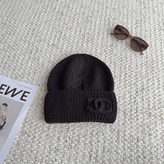 香奈儿CHANEL秋冬氛围感冷帽上新🍂 精选厚实针织面料,正面扭花绞花工艺更有质感 同色系立体双C刺绣,不张扬却自带精致 香奈儿CHANEL秋冬氛围感冷帽上新🍂 精选厚实针织面料,正面扭花绞花工艺更有质感 同色系立体双C刺绣,不张扬却自带精致
