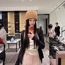 香奈儿CHANEL秋冬氛围感冷帽上新🍂 精选厚实针织面料,正面扭花绞花工艺更有质感 同色系立体双C刺绣,不张扬却自带精致 香奈儿CHANEL秋冬氛围感冷帽上新🍂 精选厚实针织面料,正面扭花绞花工艺更有质感 同色系立体双C刺绣,不张扬却自带精致