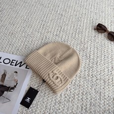 香奈儿CHANEL秋冬氛围感冷帽上新🍂 精选厚实针织面料,正面扭花绞花工艺更有质感 同色系立体双C刺绣,不张扬却自带精致 香奈儿CHANEL秋冬氛围感冷帽上新🍂 精选厚实针织面料,正面扭花绞花工艺更有质感 同色系立体双C刺绣,不张扬却自带精致