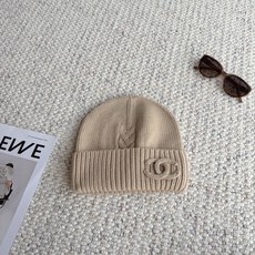 香奈儿CHANEL秋冬氛围感冷帽上新🍂 精选厚实针织面料,正面扭花绞花工艺更有质感 同色系立体双C刺绣,不张扬却自带精致 香奈儿CHANEL秋冬氛围感冷帽上新🍂 精选厚实针织面料,正面扭花绞花工艺更有质感 同色系立体双C刺绣,不张扬却自带精致