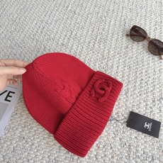 香奈儿CHANEL秋冬氛围感冷帽上新🍂 精选厚实针织面料,正面扭花绞花工艺更有质感 同色系立体双C刺绣,不张扬却自带精致 香奈儿CHANEL秋冬氛围感冷帽上新🍂 精选厚实针织面料,正面扭花绞花工艺更有质感 同色系立体双C刺绣,不张扬却自带精致