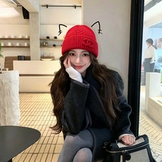 香奈儿CHANEL秋冬氛围感冷帽上新🍂 精选厚实针织面料,正面扭花绞花工艺更有质感 同色系立体双C刺绣,不张扬却自带精致 香奈儿CHANEL秋冬氛围感冷帽上新🍂 精选厚实针织面料,正面扭花绞花工艺更有质感 同色系立体双C刺绣,不张扬却自带精致