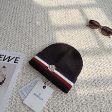 Moncler蒙口针织冷帽 秋冬刚需的质感毛线帽来啦! 经典红蓝白撞色织带+品牌徽章标识,辨识度拉满 竖坑条针织面料软糯 Moncler蒙口针织冷帽 秋冬刚需的质感毛线帽来啦! 经典红蓝白撞色织带+品牌徽章标识,辨识度拉满 竖坑条针织面料软糯