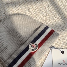 Moncler蒙口针织冷帽 秋冬刚需的质感毛线帽来啦! 经典红蓝白撞色织带+品牌徽章标识,辨识度拉满 竖坑条针织面料软糯 Moncler蒙口针织冷帽 秋冬刚需的质感毛线帽来啦! 经典红蓝白撞色织带+品牌徽章标识,辨识度拉满 竖坑条针织面料软糯