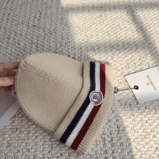 Moncler蒙口针织冷帽 秋冬刚需的质感毛线帽来啦! 经典红蓝白撞色织带+品牌徽章标识,辨识度拉满 竖坑条针织面料软糯 Moncler蒙口针织冷帽 秋冬刚需的质感毛线帽来啦! 经典红蓝白撞色织带+品牌徽章标识,辨识度拉满 竖坑条针织面料软糯