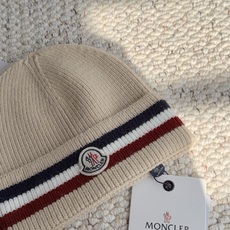 Moncler蒙口针织冷帽 秋冬刚需的质感毛线帽来啦! 经典红蓝白撞色织带+品牌徽章标识,辨识度拉满 竖坑条针织面料软糯 Moncler蒙口针织冷帽 秋冬刚需的质感毛线帽来啦! 经典红蓝白撞色织带+品牌徽章标识,辨识度拉满 竖坑条针织面料软糯