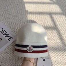 Moncler蒙口针织冷帽 秋冬刚需的质感毛线帽来啦! 经典红蓝白撞色织带+品牌徽章标识,辨识度拉满 竖坑条针织面料软糯 Moncler蒙口针织冷帽 秋冬刚需的质感毛线帽来啦! 经典红蓝白撞色织带+品牌徽章标识,辨识度拉满 竖坑条针织面料软糯