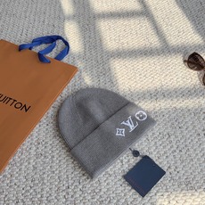 LV刺绣针织冷帽 秋冬闭眼入的轻奢毛线帽来啦 细腻竖纹针织面料亲肤保暖,翻边帽型友好不压颅顶、超显脸小 帽身经典LV元素 LV刺绣针织冷帽 秋冬闭眼入的轻奢毛线帽来啦 细腻竖纹针织面料亲肤保暖,翻边帽型友好不压颅顶、超显脸小 帽身经典LV元素