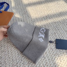 LV刺绣针织冷帽 秋冬闭眼入的轻奢毛线帽来啦 细腻竖纹针织面料亲肤保暖,翻边帽型友好不压颅顶、超显脸小 帽身经典LV元素 LV刺绣针织冷帽 秋冬闭眼入的轻奢毛线帽来啦 细腻竖纹针织面料亲肤保暖,翻边帽型友好不压颅顶、超显脸小 帽身经典LV元素