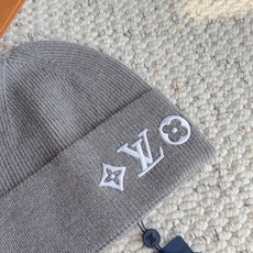 LV刺绣针织冷帽 秋冬闭眼入的轻奢毛线帽来啦 细腻竖纹针织面料亲肤保暖,翻边帽型友好不压颅顶、超显脸小 帽身经典LV元素 LV刺绣针织冷帽 秋冬闭眼入的轻奢毛线帽来啦 细腻竖纹针织面料亲肤保暖,翻边帽型友好不压颅顶、超显脸小 帽身经典LV元素