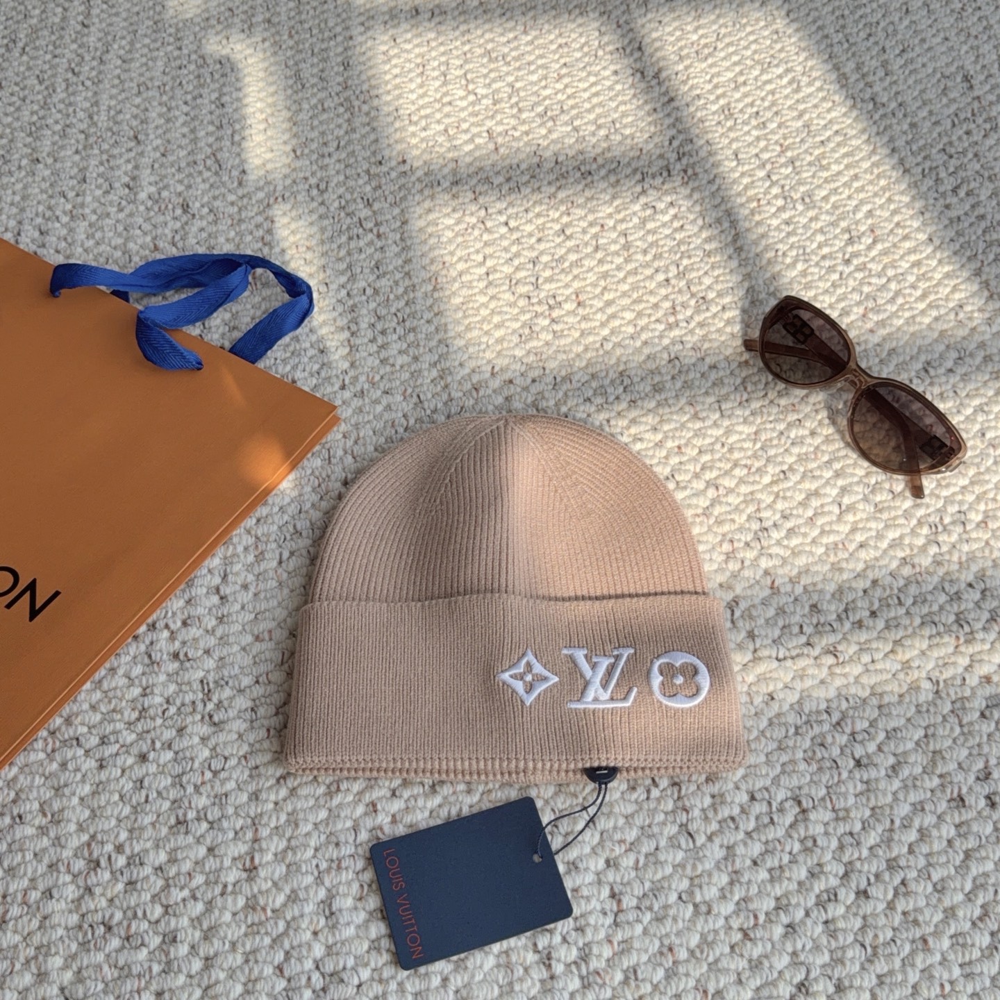 LV刺绣针织冷帽 秋冬闭眼入的轻奢毛线帽来啦 细腻竖纹针织面料亲肤保暖，翻边帽型友好不压颅顶、超显脸小 帽身经典LV元素