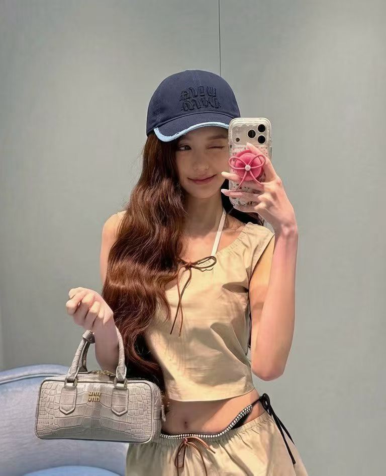 NO:949388,miumiu Contrast Color Soft Top Baseball Cap Here comes the no-makeup savior baseball cap. The navy blue main body is matched with the light blue frayed brim. The niche contrasting color is very recognizable. The three-dimensional embossing process on the hat body is online and the soft top hat shape fits the head shape without sagging. The curvature of the brim naturally modifies the facial lines, making the upper face look smaller easily.  The dark and light colors are super versatile for everyday use. Paired with suspenders, T-shirts, and sweatshirts, they all have a Korean-style casual feel. They are sun-protective and slimming. A lazy person can complete his outfit with just one hat when going out~ Hats, straw hats, fisherman hats, baseball caps, hats, miumiu, espadrilles, hoodies, sweatshirts, tees, t-shirts, hats19860909miumiu谬谬撞色软顶棒球帽 素颜救星棒球帽来啦 藏青色主体搭配浅蓝磨边帽檐,小众撞色超有辨识度 帽身立体压花工艺质感在线,软顶帽型贴合头型不塌顶 帽檐弧度自然修饰脸部线条,上脸轻松显脸小 深浅配色日常超百搭,搭配吊带、T恤、卫衣都很有韩系休闲感,防晒又显瘦,懒人出门一顶就搞定穿搭～ 帽子草帽渔夫帽棒球帽,帽子,miumiu,espadrilles,hoodie,sweatshirts,tees，t-shirt,hats,hat